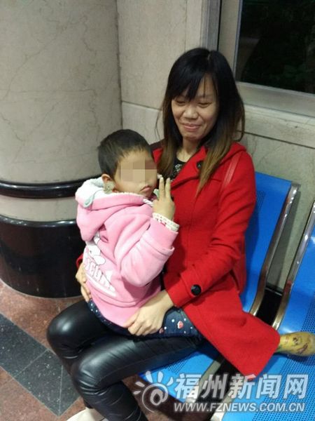 迷路女童对热心的卞小姐充满信任。