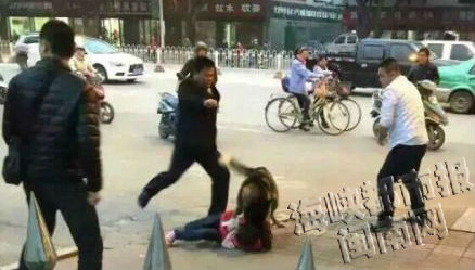 恶狗死死咬住小女孩，保安林光用脚狠踹狗，试图救下小女孩（受访者供图）