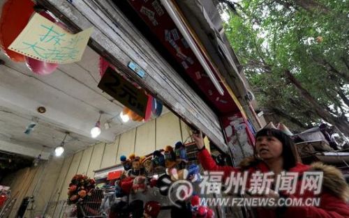 20名黑衣男凌晨连撬30家店铺 只撬店门不偷东西