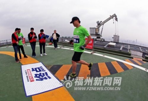 选手抵达楼顶终点。