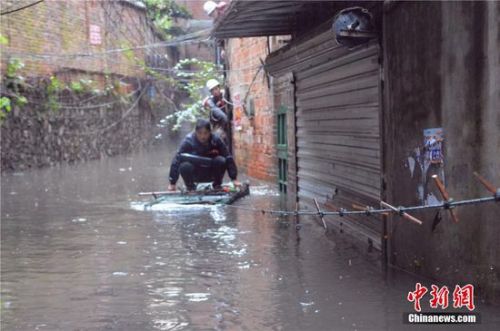 消防官兵用竹筏协助被困人员离开。