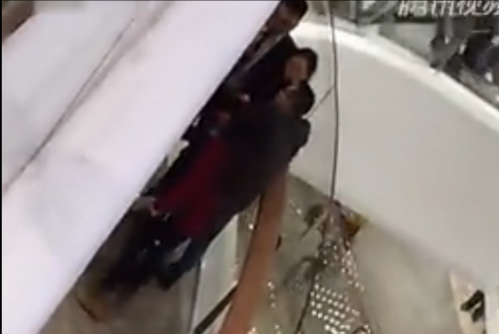 福州东泰禾广场打人视频引百万名网友围观 