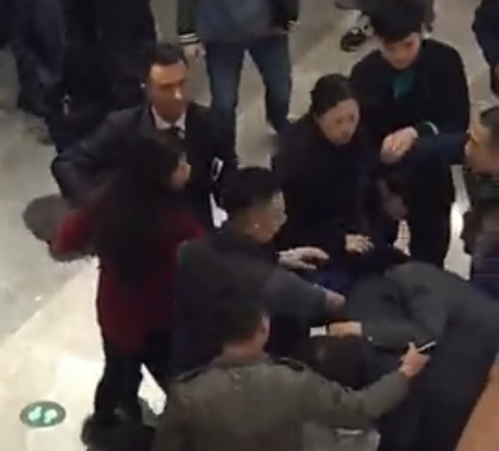 福州东泰禾广场打人视频引百万名网友围观 