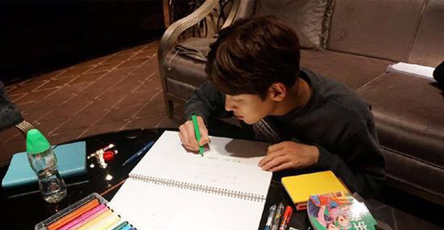 韩星池昌旭微博晒出近照学中文 认真写拼音