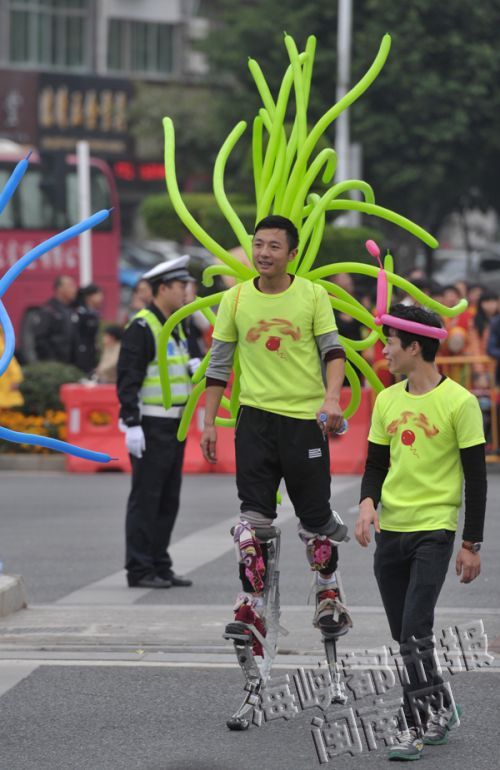 踩弹跳龙参赛，围观者眼前一亮