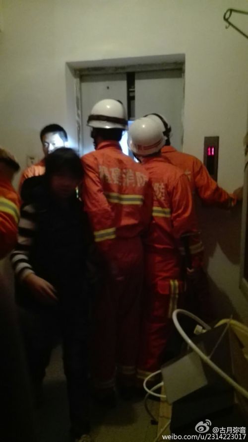 网友拍到小女孩被消防员救出的画面