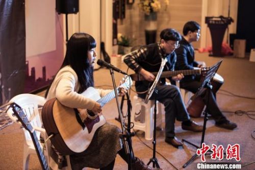 图为宋悦龄弹唱会现场。王思绪摄