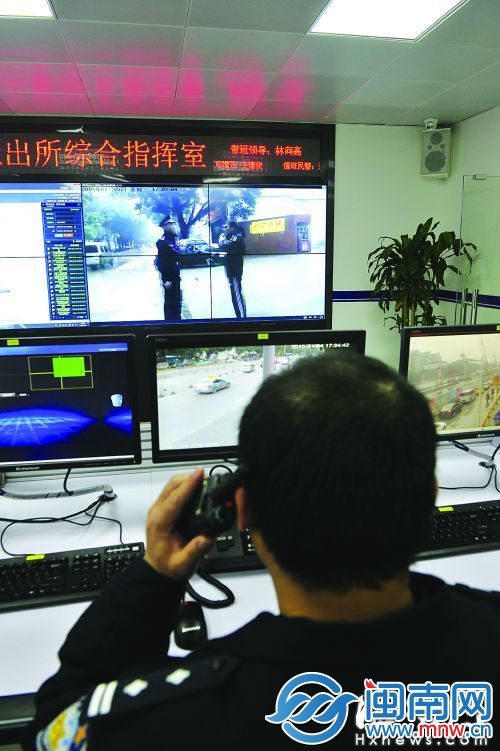 利用实时视频传输系统，警方可同步将画面传回指挥中心