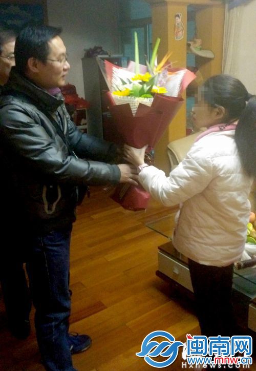 海都记者代表读者看望受伤女孩