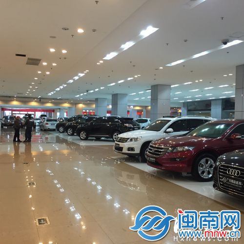 二手车市场停着满满当当的车，鲜有顾客光顾
