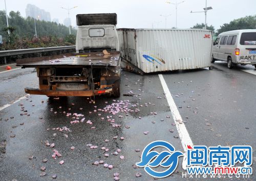 小货车车厢砸下，橄榄撒了一地