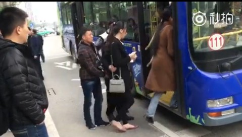 格子男将手伸进一名男乘客的衣兜（视频截图）