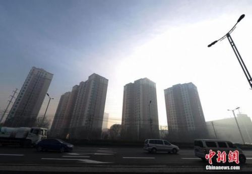 资料图:2015年11月11日,乌鲁木齐市出现东南风天气,使城区的最高温达到8.6摄氏度。 刘新 摄