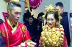 广东三乡土豪婚礼新娘全身披金组图 古装迎亲市民以为拍戏