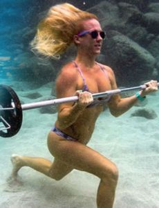 美女拍水下健身照 高难度人体艺术