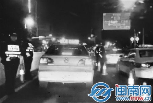 前面有辆的士，小车假装接受检查，却突然加速闯关（视频截图）