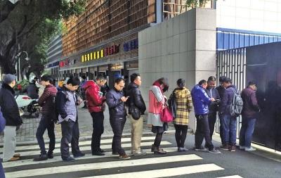 1月12日，鼓楼交警大队业务办理服务中心门口，市民们排队等待开门