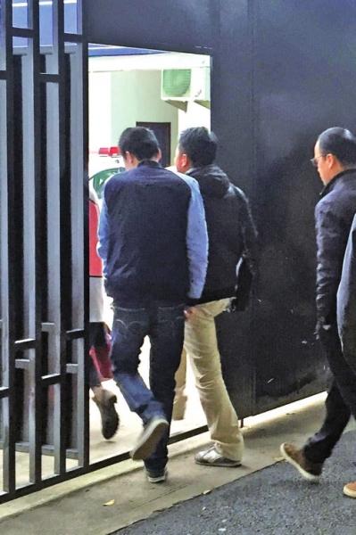 鼓楼交警大队业务办理服务中心门口，一名男子（左一）插队