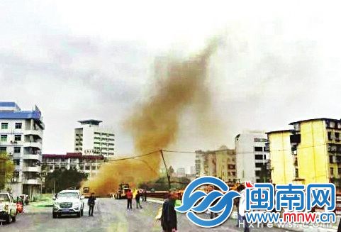 现场弥漫着黄色的气体，气味刺鼻(网络图）