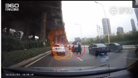 男子从穿过车流中来到事发车道