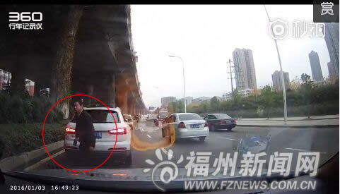 男子躺下前，扫了一眼罗先生的的小车。