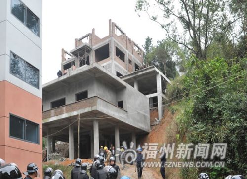 违建建在护坡上，昨日被拆除。