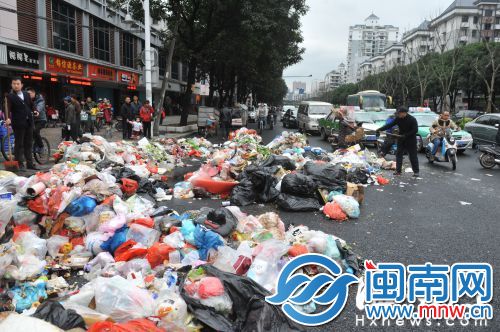 垃圾堆放在六一路上，影响环境还堵了路