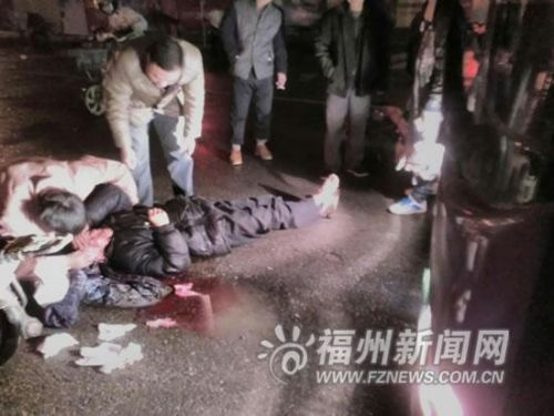 蔡国雄被公交车撞伤，血流不止。