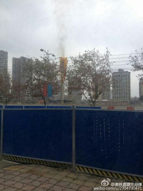 无人驾驶的飞艇撞上高压线起火，并发出爆炸声。