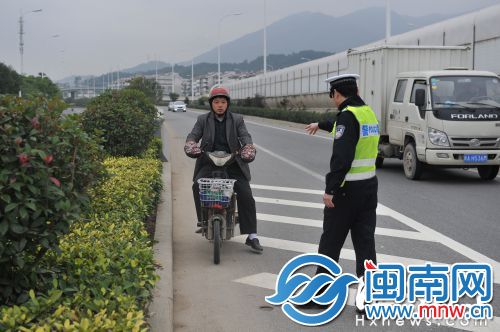 昨日上午，三环福飞路口，刚从三环主路下来的电动车被查