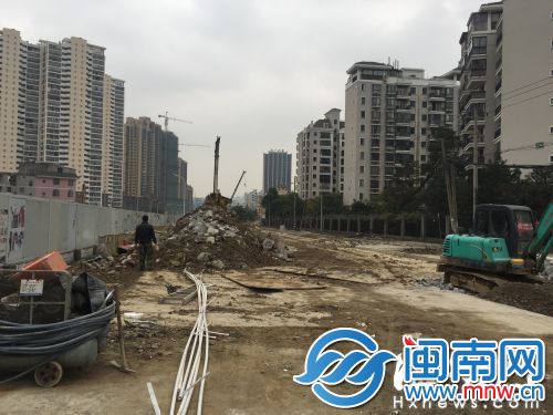 象峰站工地围挡内，仍有裸露地面，易出现扬尘