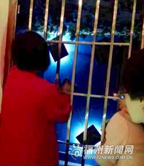 参与者进入密室，铁门随即上锁。（玩家供图）