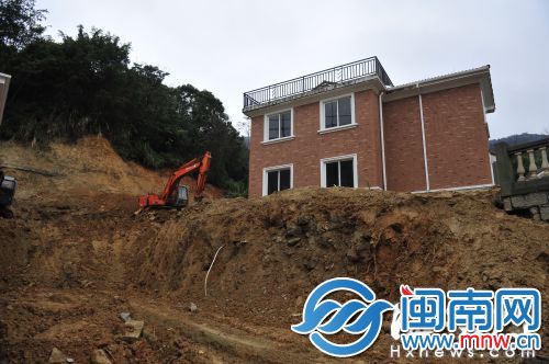 靠山业主挖开护坡，其他业主担心会造成滑坡