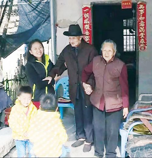 林清渠夫妇在家人的陪伴下溜达