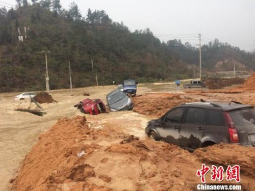 湖北恩施市发生堰塞湖溃坝各方赶赴现场救援