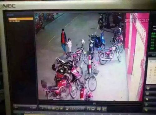 老伯邀挨饿女回家吃饭