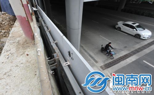 景观平台下方，就是人行道、非机动车道，装饰石板若固定不牢，如果脱落，很可能砸到行人或骑手