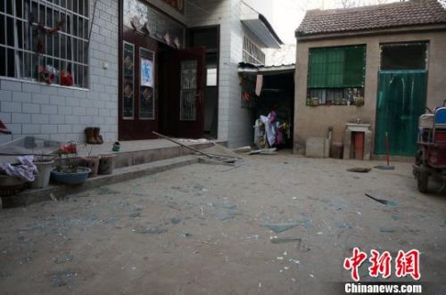 图为西卢氏村多户村民门窗玻璃被震碎。 周小云 摄