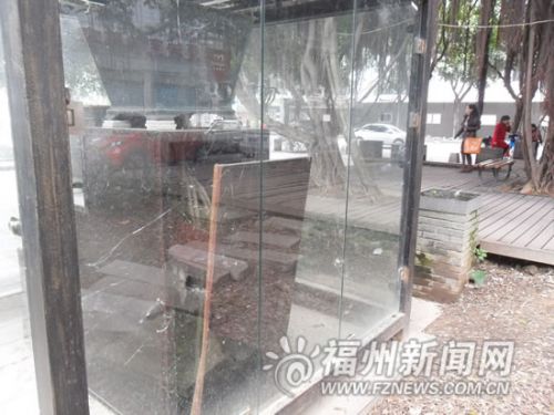 玻璃房内，铜壶滴漏底座的木板倒在一旁。