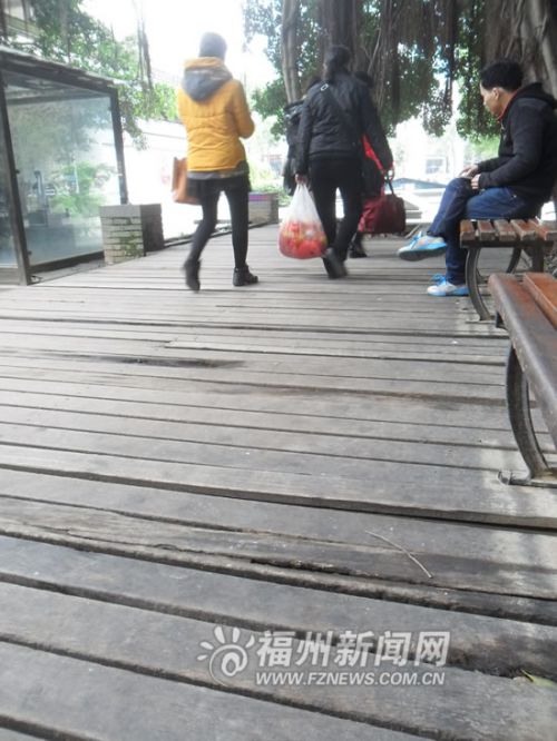 公园栈道平台长期使用后，已经不平整。