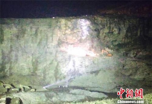 塌方现场　钟欣　摄