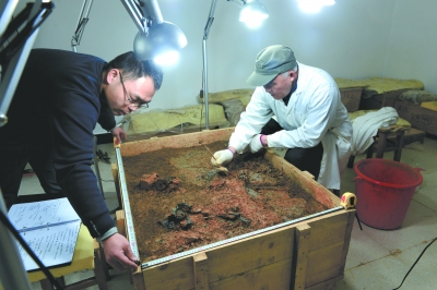 1月14日，海昏侯墓的考古实验室内，工作人员正为一匹提取的偶车马做清理和记录。