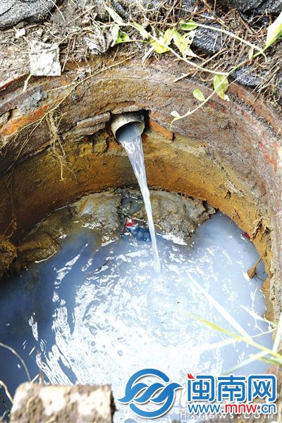车间流出的乳白色废水，直排雨水井，流入浦下河，最终汇入闽江