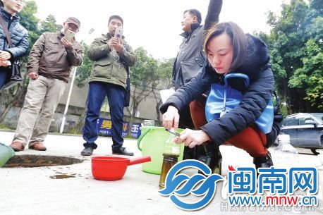 执法人员对污水采样