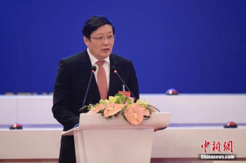 1月16日，亚洲基础设施投资银行开业仪式在北京钓鱼台国宾馆举行，楼继伟主持仪式。当天上午刚刚结束的亚投行理事会成立大会上，中国财政部部长楼继伟被选举为首届理事会主席，金立群当选亚投行首任行长。中新社记者