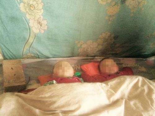 　乔鹏军的两个孩子正在睡觉。