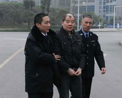 在检察院工作人员的看护下，易图科前往检察院投案自首。