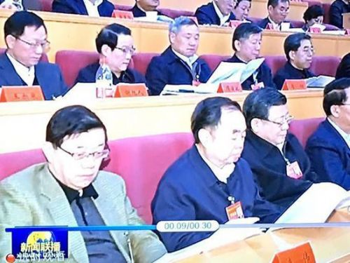 第二排左三者为肖钢。央视新闻截图