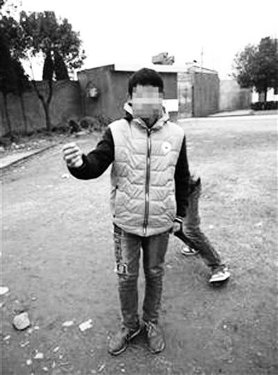 学生举着补助金对着镜头微笑拍照