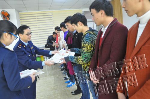 给大学生颁发营业执照